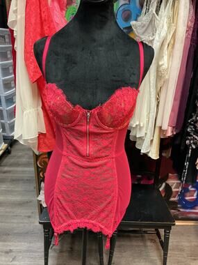 VICTORIA'S SECRET RED LACE PADDED CUP CHEMISE
